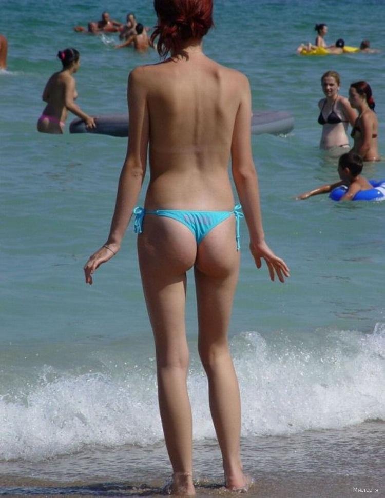 Рассматриваем на пляже голых нудистов