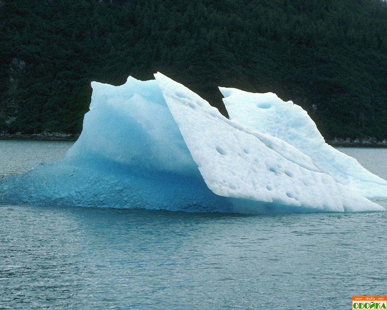Лед легче воды. Лед плавает. Вода со льдом. Плавучие льды в океане.
