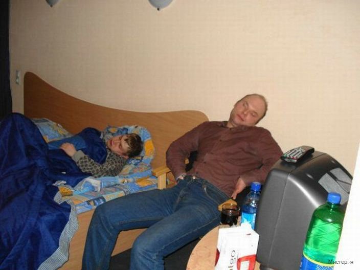 Спящие пьяные мужчины