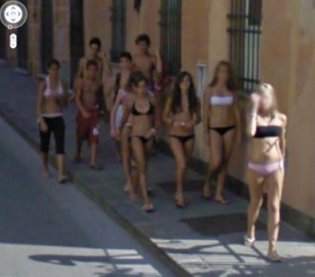 На страницах известного сервиса Google Street View оказалось немало привлек...