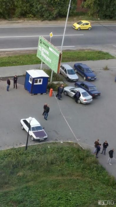 В Екатеринбурге неизвестные пытаются сделать из бесплатной парковки платную (5 фото + видео)