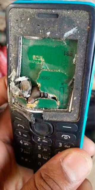 Телефон Nokia спас хозяина от пули (2 фото)