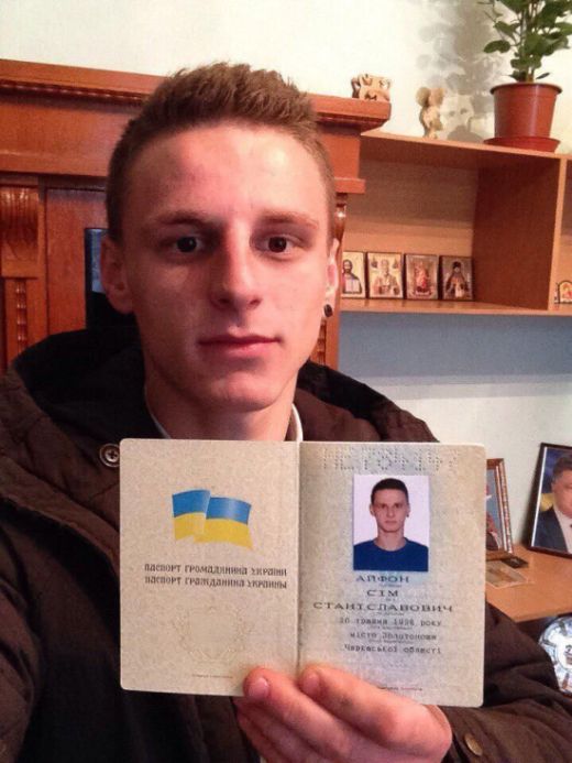 Украинец сменил имя на Айфон Семь ради нового смартфона iPhone 7 (3 фото)
