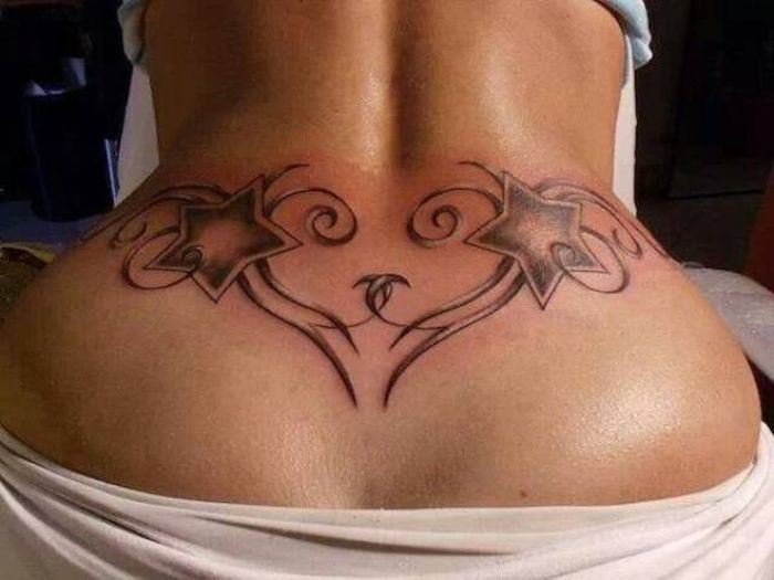 Одним из самых излюбленных девушками мест для нанесения татуировок является...